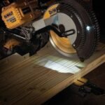 DeWalt FLEXVOLT 12 in 120V MAX Double Bevel Compound Sliding Miter Saw Kit - Image 2